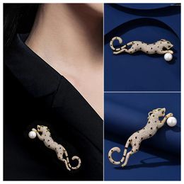 Brooches Fashion Temperament Light Luxury Inlaid Zircon Freshwater Pearl Cheetah Brooch Women's Suit Corsage Accessory Pin