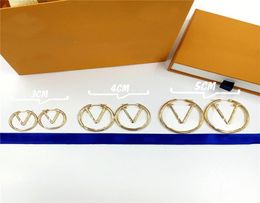 Classic Letter Designer Charm Earrings Women Round Pendant Studs Golden Silver Eardrop Personality Europe America Earring Gift8120108