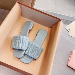 Designer Miumium Sandal Women Slippers Sandals Flat Slides Eagle Head Flip Flops Summer Genuine Triangle Leather Outdoor Loafers Bath Shoes Beachwear Slipp E3e
