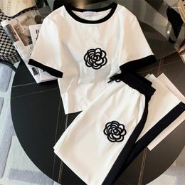 Kadınlar İki Parçalı Pantolon Kadın Sonbahar 2 Set Kore Moda Gül İşlemeli Lüks Tasarımcı Kısa Kollu Tshirt Üstler Yüksek Belli Geniş Bacak