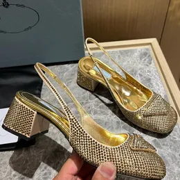 Luxusdesignerin Sandalen Frauen mit Kristallverzierungen runden Zehen Low Heels Slingbacks echte Leder -Freizeitpumpen Knöchelgurt Gold Dress Schuhe