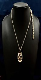 Le collane con ciondolo alla moda hanno un timbro per le donne, lettere classiche, regalo per feste top1928307 L
