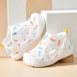 Summer Breattable Air Mesh Kids Sandals 1-4T unisex baby casual skor anti-halk mjuk sula första vandrare spädbarn lätta skor 231226