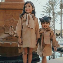 Dziecięce płaszcze do dziewcząt kurtka okopowa dla dzieci moda Koreańska odzież wierzchnia jesień nastoletni ubrania Dziewczyny Długa płaszcz Windbreaker 231225