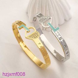 W60l Charm Bracelets Luxury Bangle Designer Cuff 18k Gold Plated Metal Bracelet Brand 2023 Gift Heart for Women Fashion Love Jewellery Wholesal
