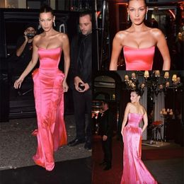 Abiti da cerimonia da ballo senza spalline rosa caldo 2024 Gonna con volant modesta di Bella Hadid Lunghezza intera Abito da celebrità sul tappeto rosso Abito da sera per feste