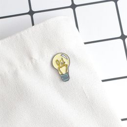 Lovely Yellow Light Bulb Enamel Brooch Pin Badge Lapel Pins Denim Jeans Shirt Bag Brooches Cartoon Fashion Jewellery Kids Gift247y