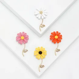 Brooches Dripping Oil Daisy Flower Brooch Lady's Unisex 4 Colour Enamel Charming Plant Party Office Pins Gift
