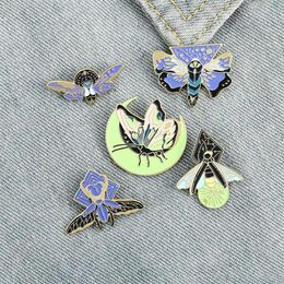 Cartoon Enamel Noctilucence Brooch Fluorescent Insect Moth Firefly Pins Unisex Butterfly Alloy Anti-light Buckle Badge Ornaments A270c