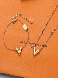 Designer Love V Letter Pendant Necklaces for Woman Charm Bracelets Clavicle Chains Jewellery Bracelet Birthday Valentine039s Gift5692164