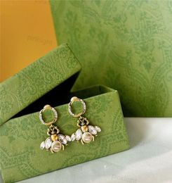 Honeybee Pendant Charm Earring Classic Letter Gold Earrings Women Luxury Vintage Stud Lady Classy Ear Ornaments3666172