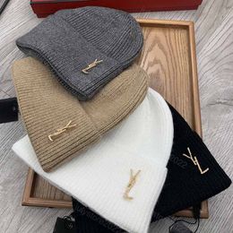 Designer Knitted Hat Beanie Cap for Mens Women Fashion Letter Gold Snake S Brooch Casual Hats Winter Wool Cashmere Bonnets Caps Design Accessories Black