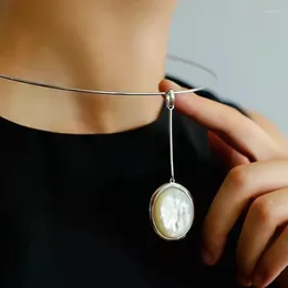 Chains White Shell Serpeggiante Pendant Choker Round Clavicle Chain Special Interest Light Luxury Advanced Combination Necklace