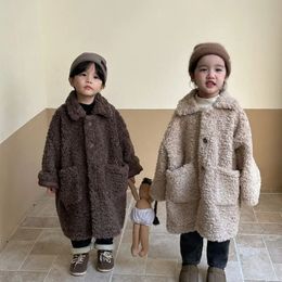 冬のキッズベルベルフリースは長いスタイルのコート男の子と女の子のラペルカラーウォームルーズトレンチジャケット231225