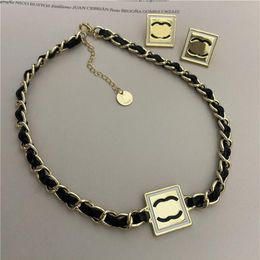 Womens Designer Necklace Pearl Lady Necklaces Women Brass Gold Plating Oil Dropping Process Letter Fashion Luxury Elegant Jariser290I