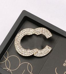 20style Letters Brooch Luxury Brand Design Women Small Sweet Wind Brooches Pearl Suit Pin Jewellery Clothing Decoration High Quality5909297