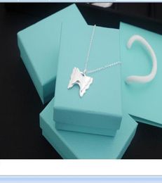 2020 new available cheap stainless steel thin chian with butterfly plate Pendant Necklaces with blue box and dastbag4093255