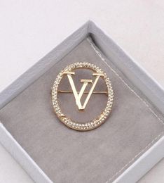 23ss 2color Korean Luxury Brand Designer V Letter Brooches Small Sweet Wind Brooch Suit Pin Crystal Fashion Jewelry Accessorie Wed9962724