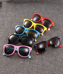 Kids039 Sunblock Silikon UV-beständige Kindersonnenbrille Polarisierte Vollrahmen-Kinder039s Jungen- und Mädchen-Sonnenbrille Ultravio4418222