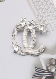 18K Gold Plated Letter Brooches Famous Brand Luxurys Desinger Brooch Vintage Women Star Rhinestone Suit Pin Fashion Jewellery Clothi8733823