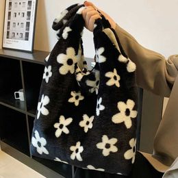 Shoulder Bags Winter Flower Pattern Fluffy Bag 2023 Fashion Soft Plush Handbag Women Faux Fur Underarm Large Capacity Armpitblieberryeyes