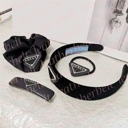 Classic Black Headbands Fashion Badge Ponytail Hair Ties Letter Print Leather Square Barrettes for Womens Designer Sponge Hair Bands