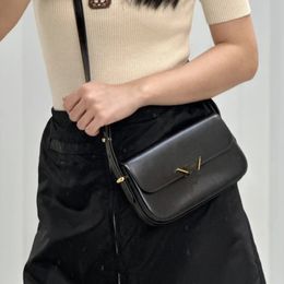 Fashion designer bag cowhide flight attendant bag Retro bag can be single shoulder and crossbody capacity space large matching size 21*12cm Evening Bags