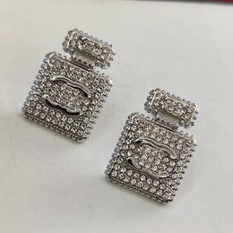 Orecchini a bottone Vari orecchini a bottone alla moda Orecchini a bottone con perle di cristallo Designer Orecchini con diamanti Orecchini a forma di lettera di marca Gioielli da donna Rame placcato oro Regali di nozze di San Valentino