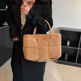 Totes Winter Velvet Tote Bag for Women 2024 Fashion Chain Shoulder Bags Designer Luxury Purses and Handbags Brand Plush Big Hand