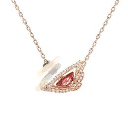 Amor expressivo: colar de designer de cisne de ouro 14k - pingente de diamante de estilo insulivo, jóias de presente emocional para mulheres, colar de diamante da moda para mostrar carinho