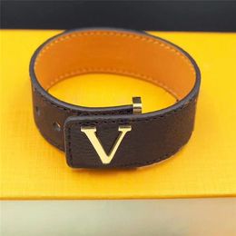 Fashion Classic Brown PU Leather Charm Bracelet with Metal Logo In Gift Retail Box Stock SL08299p