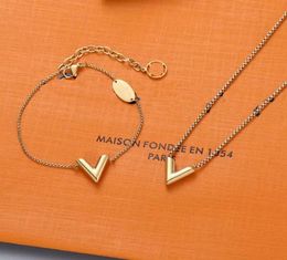 Designer Love V Letter Pendant Necklaces Charm Bracelets Clavicle Chains Jewellery Birthday Party Valentine039s Gift1146393