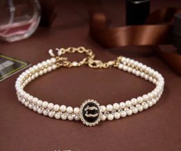 Collana girocollo con ciondolo di perle Collana lunga di gioielli di design progettata per le donne Collane in oro di alta qualità all'ingrosso
