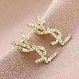 Stud Stud Stud Plated Austrian Crystal Letter Stud Earrings for Women European and Popular Simple Designer Earrings Wedding Bride Jewel