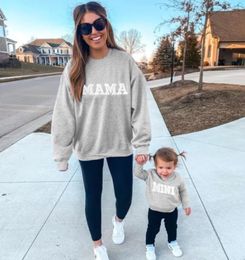 Mama mini carta impressão mãe filha roupas família combinando hoodies moletom de manga longa para mãe crianças roupas de família 231228