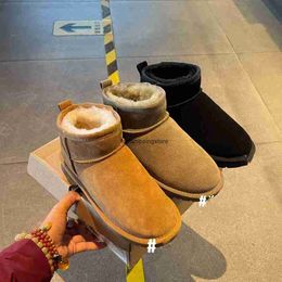 Botas Uggies Furry Pele de Castanha Mulheres Classic Ultra Mini Bota de Neve Aus Camurça Couro Austrália Botas Camurça Pele de Carneiro Curto Preto Branco Sapatilhas Ao Ar Livre