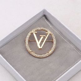2color Korean Luxury Brand Designer V Letter Brooches Small Sweet Wind Brooch Suit Pin Crystal Fashion Jewellery Accessorie Wedding Party