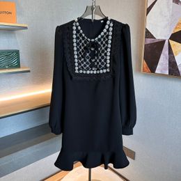Damenkleider, schwarze Farbe, langärmlig, Rundhalsausschnitt, Spitzenverzierung, Strass-Mesh-Minikleid