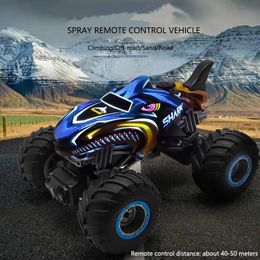 2 4GHz Fjärrkontroll Monster Truck RC Car Electric Trucks Stunt med lätta ljud Spray Toys For Kids Children Gift 231228