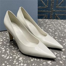 24Ss Womens Commuting Leather Pumps Ladys Fashion Top Quality Luxurys Designer Classic Queen Glossy Career Iconic Dress Shoes Black Grey White Nude 8.5cm 35-42