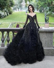 Luxuriöse schwarze Spitze-Perlen-Brautkleider, schulterfrei, Überrock, Feder-Brautkleid, lange Ärmel, A-Linie, Gothic-Robe von 6258638