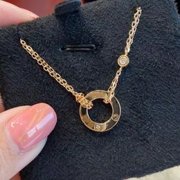 女性用のネックレスデザイナーダイヤモンド付きゴールドネックレス