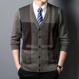 2023 Autumn Men s Cardigan Solid Colour Plaid Fashion Business Casual Knitted Sweater Warm V neck 231228