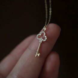 Sterling Silber 925 Halskette Geschenk für Frauen Statement Minimalistischer Luxus Schlüssel Design Anhänger Persönlichkeit Feine Accessoires Jewelry2468