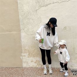 Family Matching Outfits Autumn Family Look Mother Kids Sweatshirts Mommy And Me Mother Daughter Matching Clothes Mom Son Hoodies 231228