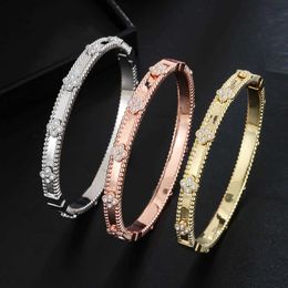 Designer Luxury 18k Gold Van Clover Bracelet with Sparkling Crystals and Diamonds Ultimate Symbol of Love and Protection a Perfect Gift for Women Girls O4or