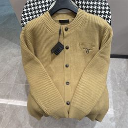 Erkek Sweaters Designer Sweater Örme Yün Hardigan Sonbahar ve Kış Tembel Erkekler Gevşek ve Yumuşak Üçgen Logosu Haki Top