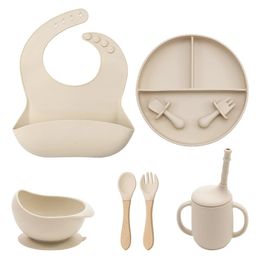 Drop Center mjuka silikonrätter för babyfödd avvänjningsmatning Set Bib Disehes Plate med Sucker Cup Spoon Baby Sutff 231229