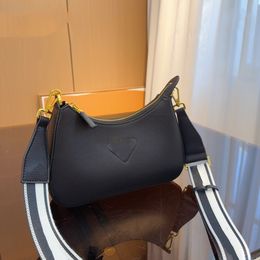 2024 Autumn/Winter New P Family Crossbody Bag Stor triangeletikett mode mångsidig trendig kohud tofu -serie kvinnors väska