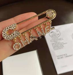 Lüks Kadın Tasarımcı Broş Marka Mektubu Broşlar 18K Altın Kaçırma Kristal Rhinestone Mücevher Erkekler Broche Charm İnci Pimleri Broches Unisex Düğün Partisi00